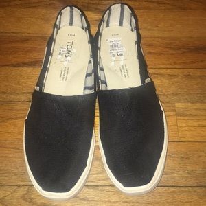 Woman’s 6.5 Black Toms